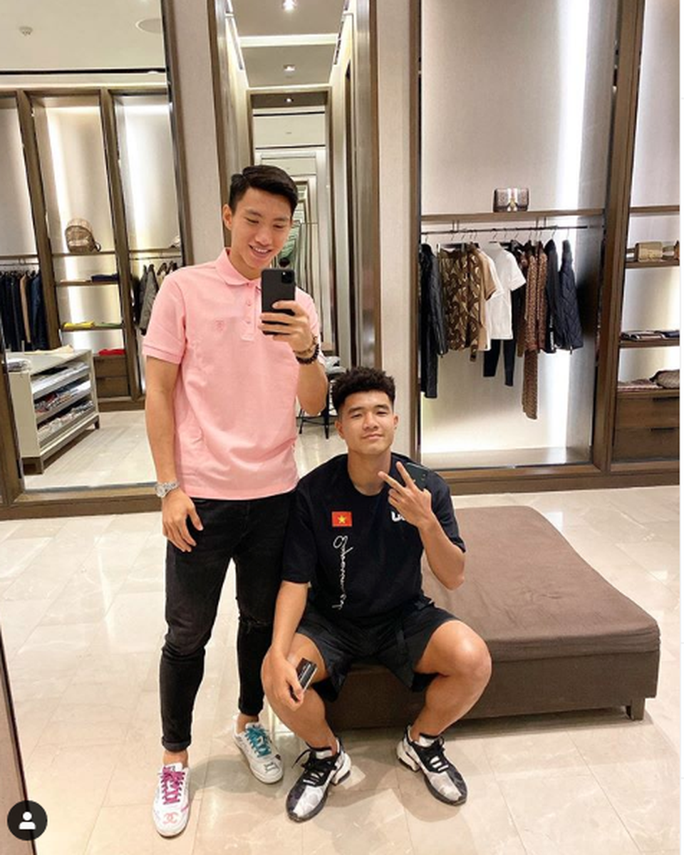 Đoàn Văn Hậu ngày càng lột xác với hàng hiệu, thần thái không kém người mẫu - 24 Đoàn Văn Hậu ngày càng lột xác với hàng hiệu, thần thái không kém người mẫu - 24