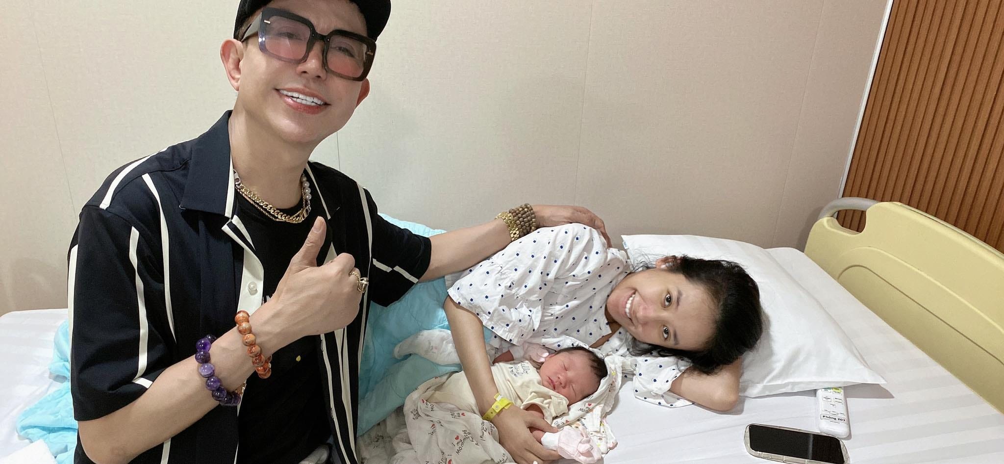 นักร้องลองนัท: ครั้งหนึ่งเคยเสียงดัง ตอนนี้มีความสุขดี มีภรรยาและลูกๆ คุณปู่วัย 57 ปี - 5 Ca sĩ Long Nhật: Từng ồn ào giờ viên mãn bên vợ con, làm ông ngoại tuổi 57 - 5