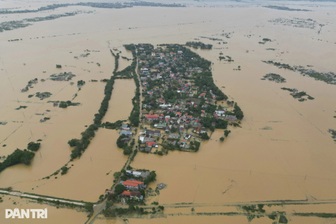 Bên trong ngôi làng bị cô lập triền miên bởi nước lụt