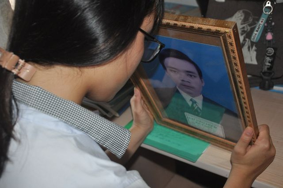 Cô học trò mồ côi thênh thang con đường đến trường nhờ những tấm lòng nhân ái - 1 Cô học trò mồ côi thênh thang con đường đến trường nhờ những tấm lòng nhân ái - 1