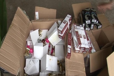 Hàng ngàn lọ sơn móng tay, tuýp thuốc nhuộm tóc Trung Quốc bị vứt lại