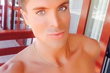 Búp bê Ken sống chẳng khác gì Ken bằng nhựa!