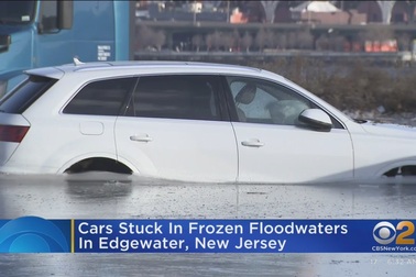 Nhiều ô tô "chôn chân" trong bãi đỗ vì sự cố hi hữu