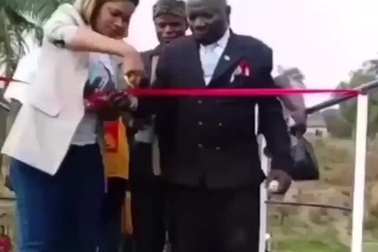 Hy hữu cây cầu bị đổ sập ngay khi đang cắt băng khánh thành