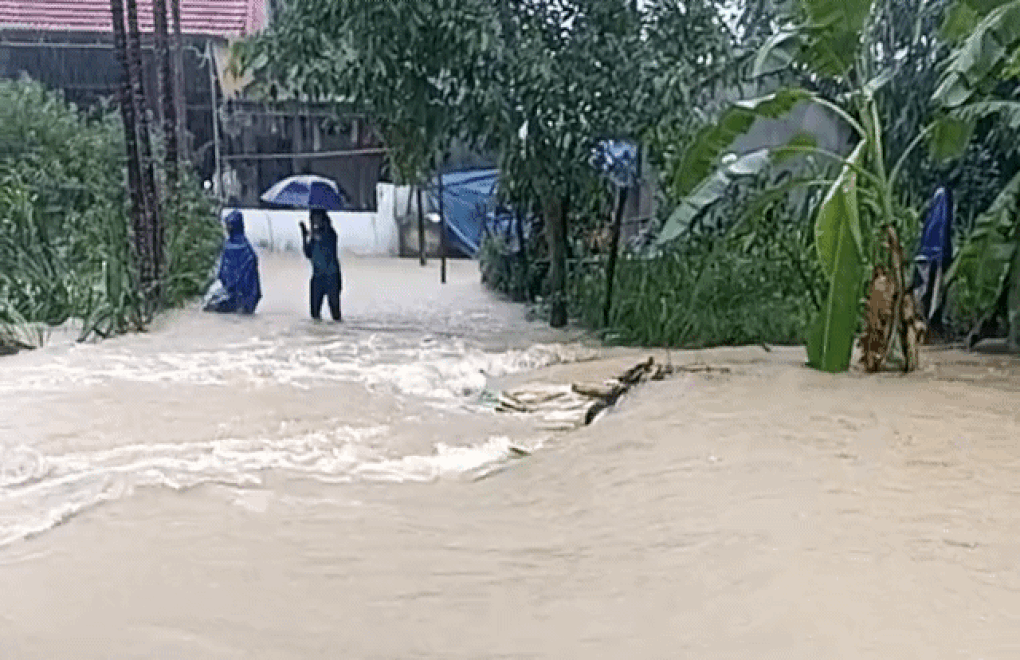 Ba mẹ con bị nước lũ cuốn trôi khi băng qua cầu tràn - 1 Ba mẹ con bị nước lũ cuốn trôi khi băng qua cầu tràn - 1