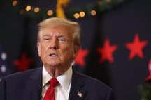 Khoảnh khắc ông Trump tuyên thệ nhậm chức Tổng thống Mỹ trước 250.000 người