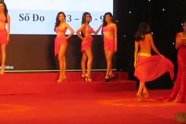 Người đẹp Hoa khôi Nam Bộ trình diễn bikini.