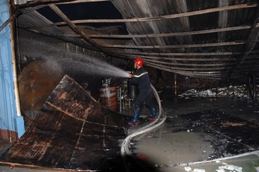 Cháy lớn kho chứa cồn nằm gần chợ