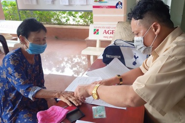 Hàng nghìn lao động khó khăn ở Phú Quốc vui mừng khi nhận tiền hỗ trợ