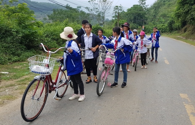 Trẻ em Lai Châu trên đường tới trường. Ảnh Anh Tuấn
