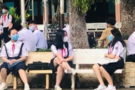 Gần 4 tháng gặp lại bạn bè, thầy cô, quyết không "tay bắt mặt mừng"