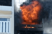 Lửa bốc ngùn ngụt, thiêu rụi nhà 3 tầng