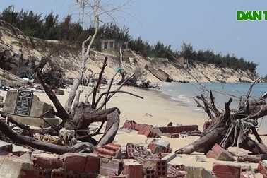 Hàng chục ngôi nhà, ao tôm của dân bị cuốn trôi ra biển