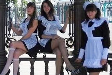 Nữ sinh Nga hóa cô hầu bàn xinh đẹp trong ngày tốt nghiệp