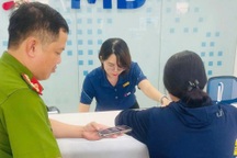 Một phụ nữ báo công an khi tài khoản bất ngờ nhận được 5 tỷ đồng