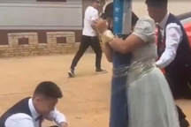 Phù dâu Trung Quốc bị nhóm thanh niên trói vào cột đèn, đốt lửa gây phẫn nộ