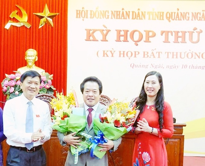 Chủ tịch UBND tỉnh Trần Ngọc Căng (trái) và Chủ tịch HĐND tỉnh Bùi Thị Quỳnh Vân (phải), chúc mừng ông Võ Phiên (giữa) trúng cử chức danh Phó Chủ tịch UBND tỉnh Quảng Ngãi.