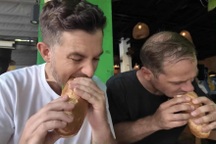 Món bánh mì hấp gây tranh cãi ở TPHCM khiến khách Mỹ ngỡ ngàng