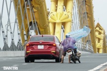 Đà Nẵng: Người dân phá rào vượt cầu Rồng trong cơn bão tố