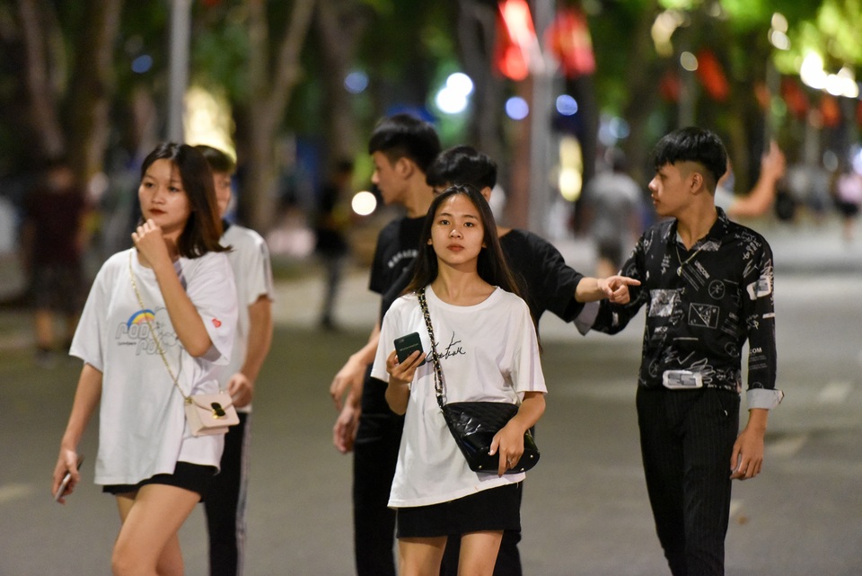 Người dân đổ về hồ Gươm trong ngày phố đi bộ mở trở lại - 10 Người dân đổ về hồ Gươm trong ngày phố đi bộ mở trở lại - 10