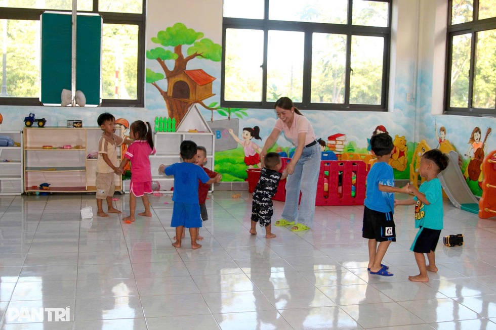 Bạn đọc Dân trí nhận đỡ đầu, chắp cánh ước mơ học sinh trên đảo Cồn Cỏ - 8