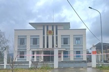 Trụ sở công an xã ở Đà Nẵng lún nứt nghiêm trọng sau mưa bão