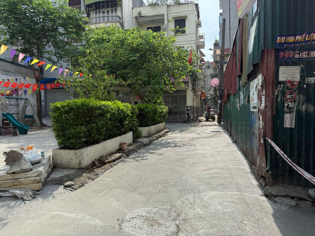 Hà Nội: Người đàn ông mắc kẹt khi cố đi xe vào đường mới đổ bê tông - 3 Hà Nội: Người đàn ông mắc kẹt khi cố đi xe vào đường mới đổ bê tông - 3
