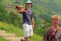 Khách Tây chi 160.000 đồng mua gà ở Hà Giang, cho ngủ cùng như thú cưng