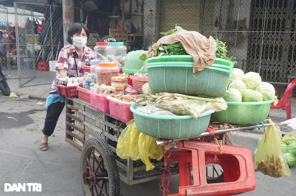 Lo phong tỏa, tiểu thương chợ đầu mối lớn nhất Nghệ An cấp tập sơ tán hàng - 11 Lo phong tỏa, tiểu thương chợ đầu mối lớn nhất Nghệ An cấp tập sơ tán hàng - 11