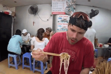 Khách Tây "mách" hàng bún riêu ngon nhất Hà Nội: Giá 35.000 đồng/bát ăn no