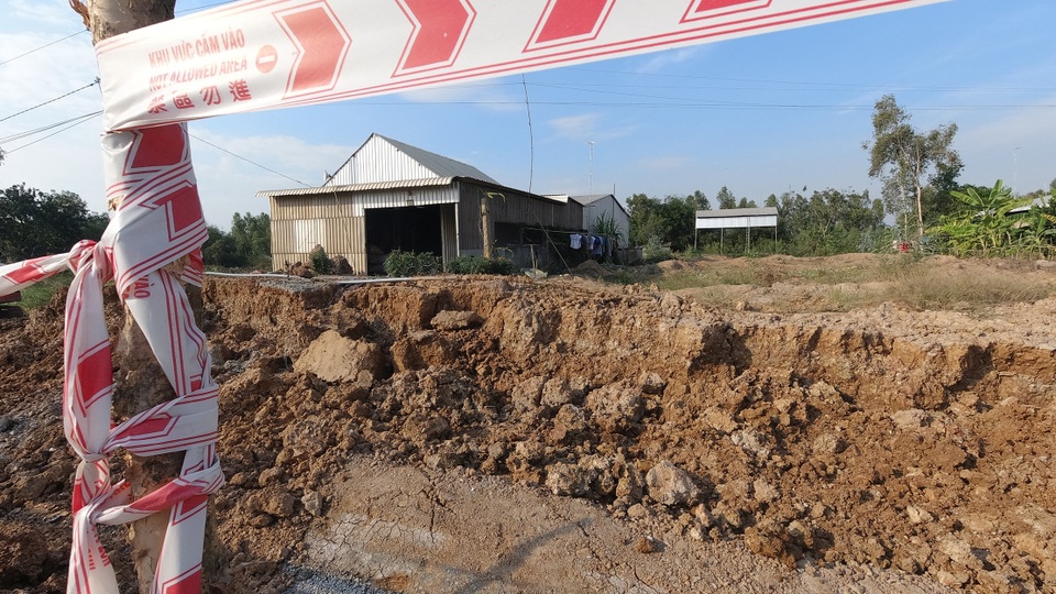 Gấp rút điều tra nguyên nhân đường 80 tỉ chưa hoàn công đã sụt lún nghiêm trọng - 6