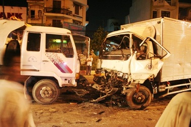 Xe tải đấu đầu xe ben, 3 người thương vong 