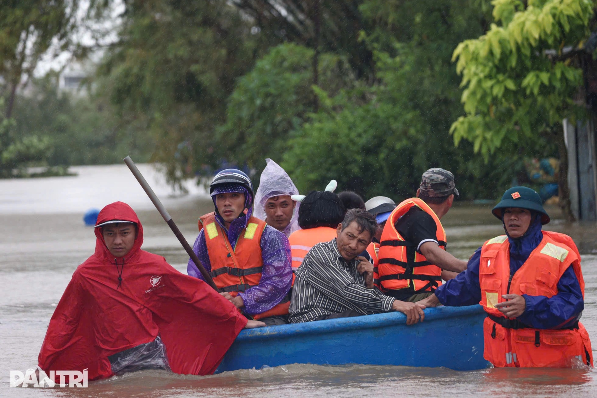 Những ánh mắt hoảng loạn trong dòng lũ vây vùng Phú Yên - 1