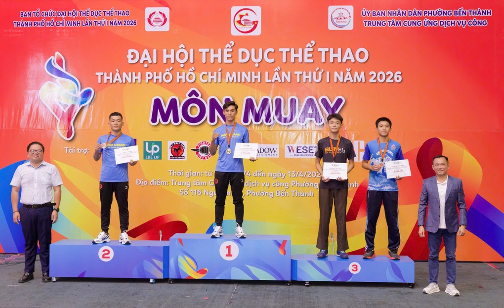Thấy học trò sắp gục trên võ đài, huấn luyện viên rơi nước mắt - 3 Thấy học trò sắp gục trên võ đài, huấn luyện viên rơi nước mắt - 3