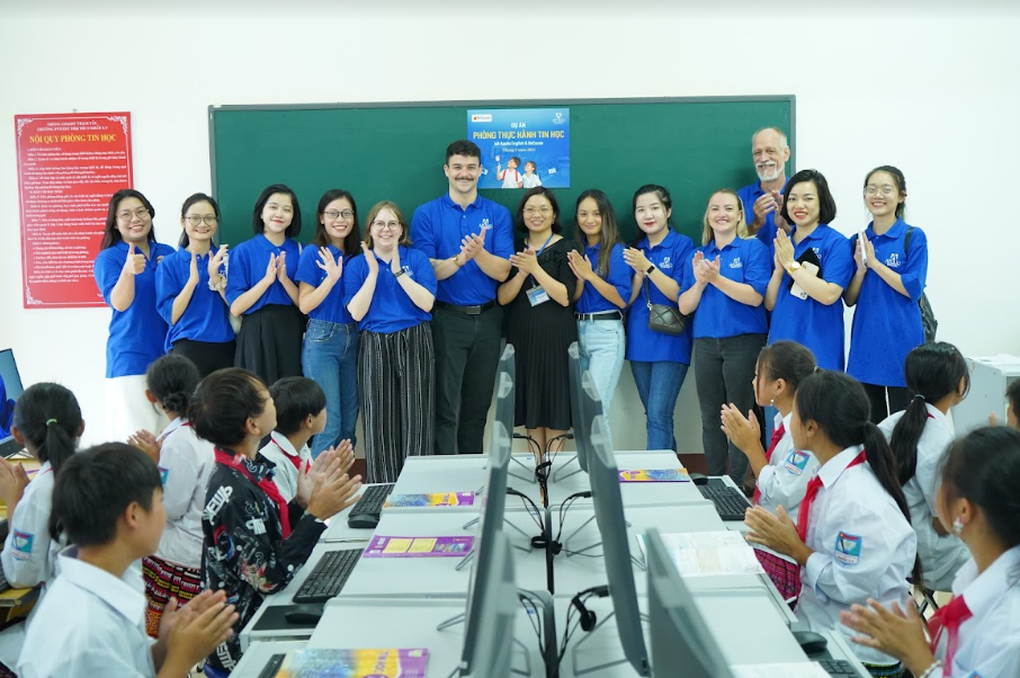 Những chiếc máy tính mang cảm hứng học tập đến mái trường vùng bản Trạm Tấu - 5 Những chiếc máy tính mang cảm hứng học tập đến mái trường vùng bản Trạm Tấu - 5