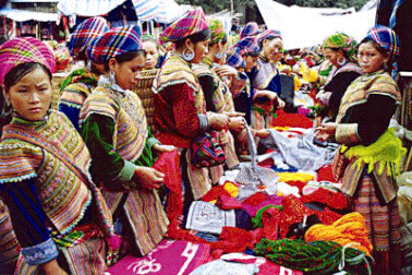 Chợ phiên trên mỗi nẻo đường xuân 