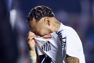 Thua đậm nhất sự nghiệp, Neymar khóc nức nở ngay trên sân
