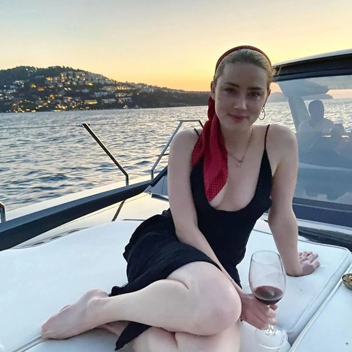 Bài học từ Amber Heard: Đừng sống xa hoa khi bản thân chưa giàu - 3 Bài học từ Amber Heard: Đừng sống xa hoa khi bản thân chưa giàu - 3