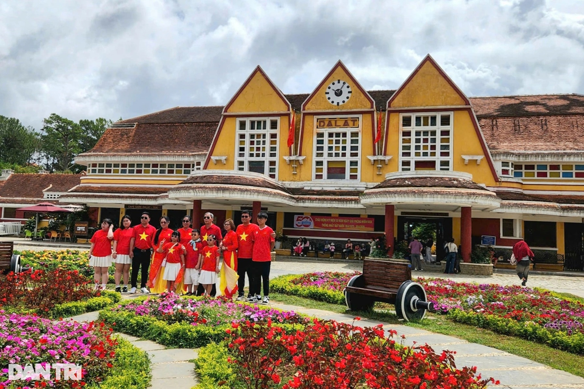 Loạt bãi biển nổi tiếng miền Trung chật như nêm dịp lễ 30/4-1/5 - 15 Loạt bãi biển nổi tiếng miền Trung chật như nêm dịp lễ 30/4-1/5 - 15