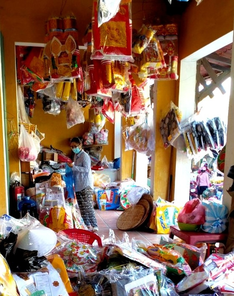 Hội An: Chợ âm phủ đìu hiu, người bán mỏi mắt ngóng trông... khách! - 3 Hội An: Chợ âm phủ đìu hiu, người bán mỏi mắt ngóng trông... khách! - 3