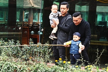 Đôi bạn thân Tú Dưa - Tuấn Hưng cùng khoe "hậu phương" vững chắc