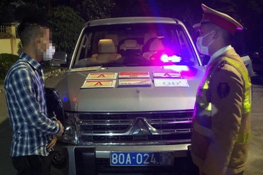 Xe biển xanh đeo hàng chục phù hiệu nghi giả danh công an, quân đội