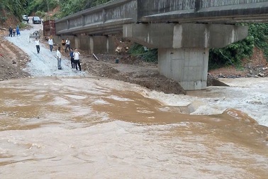 Gần 2.700 người dân ở 5 bản vùng cao bị chia cắt do mưa lớn