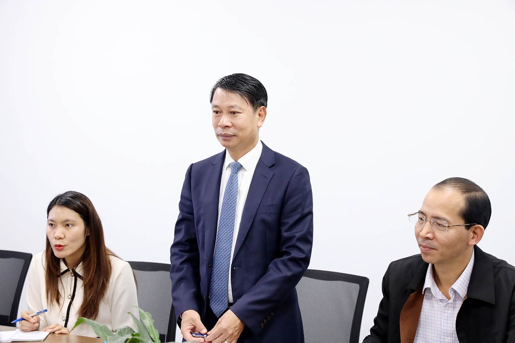 Phu Tho melarang pegawai memakai seluar jeans dan skirt dengan belahan tinggi semasa bertugas - 1 Phú Thọ cấm cán bộ mặc quần bò, váy xẻ tà quá cao khi thi hành nhiệm vụ - 1