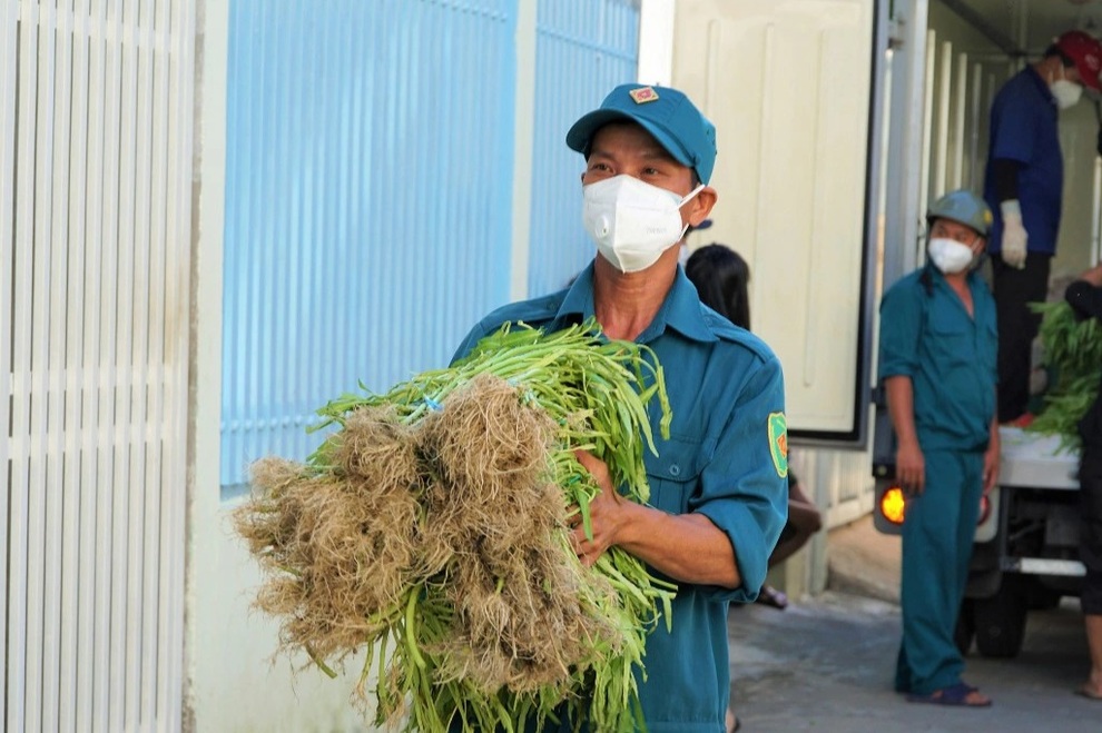 Nghe công nhân Cần Thơ kể chuyện hái rau, bắt ốc trong mùa dịch - 3 Nghe công nhân Cần Thơ kể chuyện hái rau, bắt ốc trong mùa dịch - 3