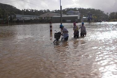 Nước sông dâng cao, nhiều nơi bị chia cắt cục bộ        