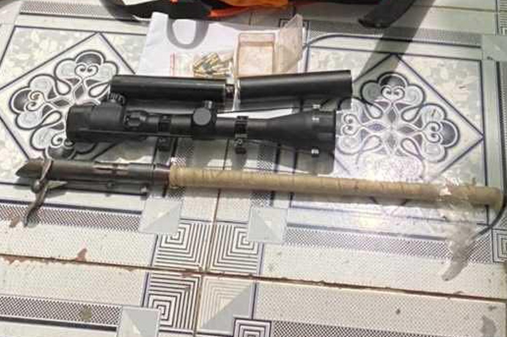 Kẻ cướp dùng súng uy hiếp nhân viên cửa hàng tiện lợi ra sao? - 3 Kẻ cướp dùng súng uy hiếp nhân viên cửa hàng tiện lợi ra sao? - 3