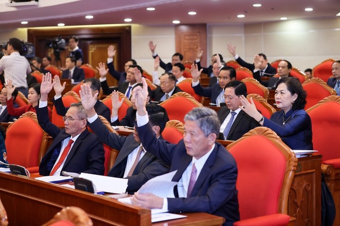 Các đại biểu dự Hội nghị Trung ương 7 biểu quyết.