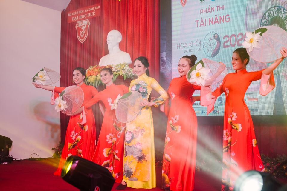 Nữ sinh xinh đẹp trổ tài ở vòng Bán kết Hoa khôi Đại học Huế 2020 - 6 Nữ sinh xinh đẹp trổ tài ở vòng Bán kết Hoa khôi Đại học Huế 2020 - 6