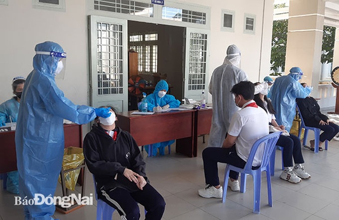 Học sinh trường THCS Thống Nhất test nhanh Covid-19. Ảnh baodongnai.com.vn